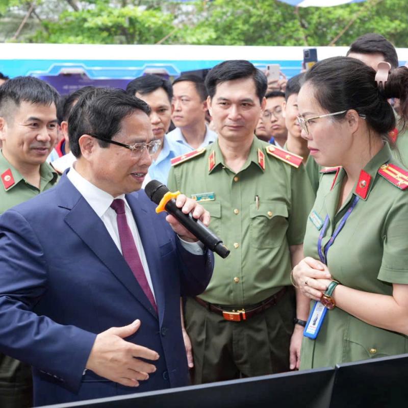 Thủ tướng Phạm Minh Chính tham quan gian hàng chuyển đổi số phục vụ giáo dục, đào tạo của Học viện An ninh nhân dân