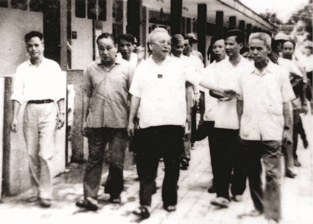 Đồng chí Trần Quốc Hoàn - Ủy viên Bộ chính trị, Bộ trưởng Bộ Nội vụ đến thăm Trường Sỹ quan An ninh, năm 1978