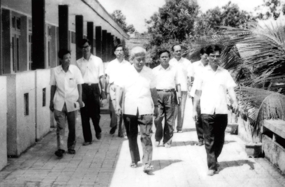 Đồng chí Phạm Hùng - Ủy viên Bộ Chính trị, Phó Chủ tịch Hội đồng Bộ trưởng, Bộ trưởng Bộ Nội vụ thăm Trường Sỹ quan An ninh, năm 1980