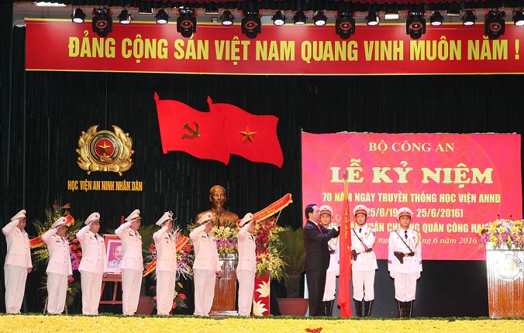 Đồng chí Trần Đại Quang - Ủy viên Bộ Chính trị , Chủ tịch nước trao tặng Huân chương Quân công hạng Nhất cho Học viện An ninh nhân dân, năm 2016