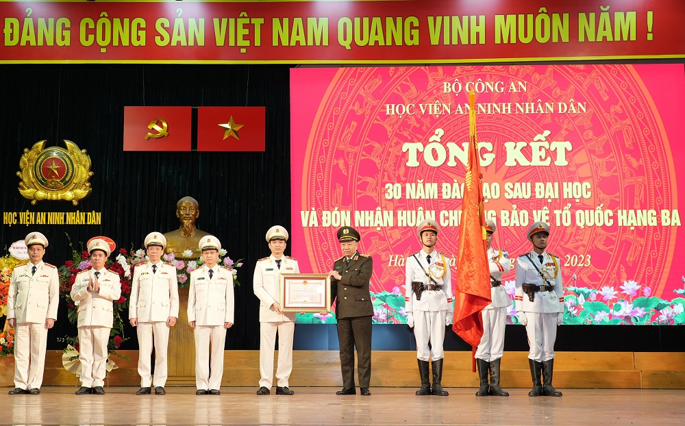 Đại tướng, GS.TS Tô Lâm - Uỷ viên Bộ Chính trị, Bộ trưởng Bộ Công an đến dự và trao tặng Huân chương Bảo vệ Tổ quốc hạng Ba cho Học viện An ninh nhân dân tại Lễ Tổng kết 30 năm đào tạo sau đại học, năm 2023