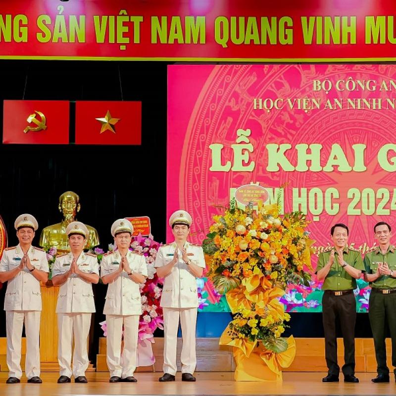 Đồng chí Thượng tướng Lương Tam Quang - Ủy viên Bộ Chính trị, Bộ trưởng Bộ Công an đến dự và tặng hoa chúc mừng Học viện An ninh nhân tại Lễ Khai giảng năm học 2024 - 2025