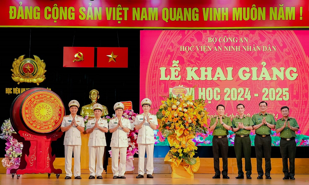 Đồng chí Thượng tướng Lương Tam Quang - Ủy viên Bộ Chính trị, Bộ trưởng Bộ Công an đến dự và tặng hoa chúc mừng Học viện An ninh nhân tại Lễ Khai giảng năm học 2024 - 2025