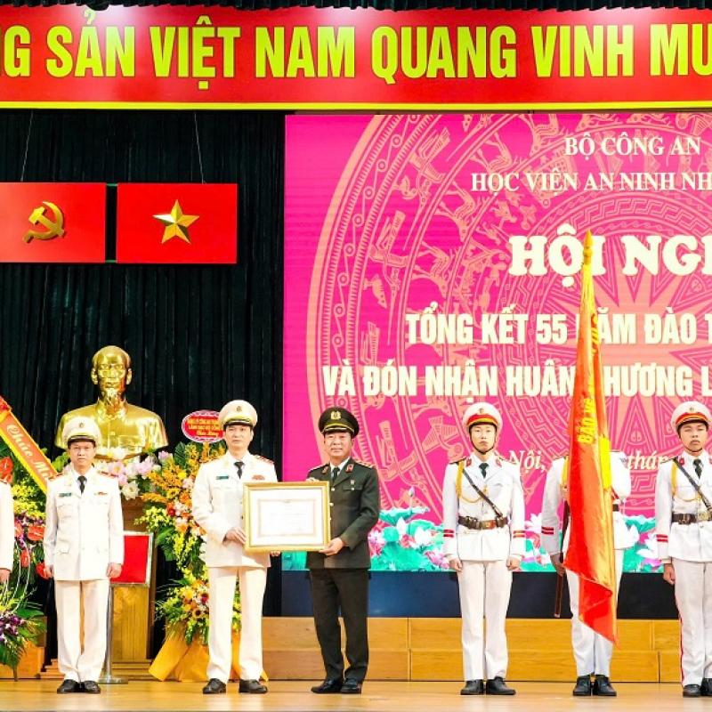 Đồng chí Thượng tướng Trần Quốc Tỏ - Ủy viên Ban Chấp hành Trung ương Đảng, Thứ trưởng Bộ Công an trao tặng Huân chương Lao động hạng Ba cho Học viện An ninh nhân dân, năm 2024