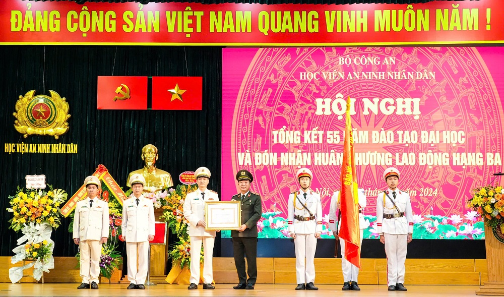Đồng chí Thượng tướng Trần Quốc Tỏ - Ủy viên Ban Chấp hành Trung ương Đảng, Thứ trưởng Bộ Công an trao tặng Huân chương Lao động hạng Ba cho Học viện An ninh nhân dân, năm 2024