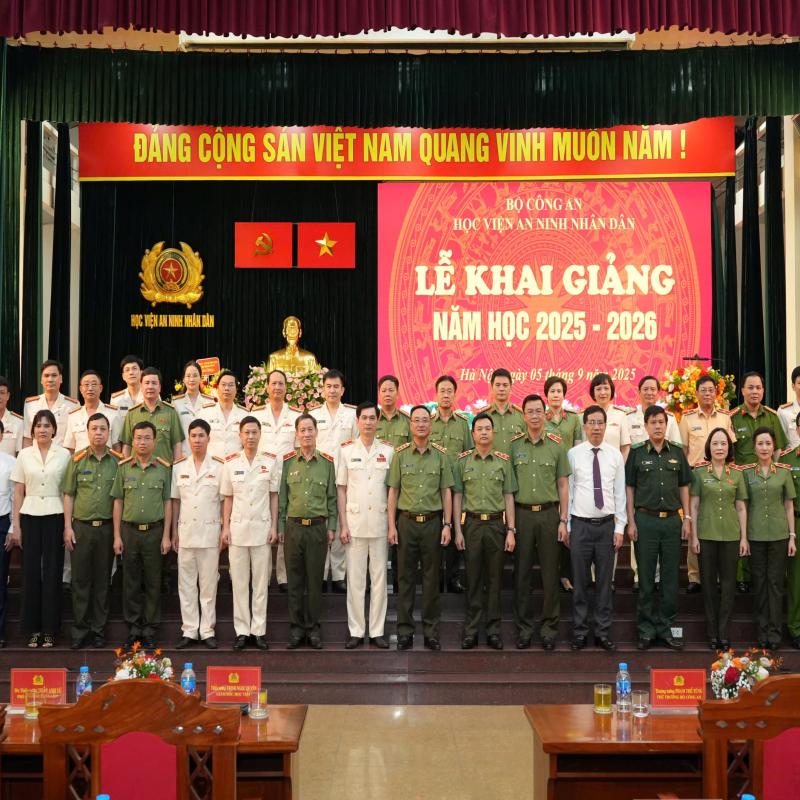 Đồng chí Thượng tướng Phạm Thế Tùng - Uỷ viên Trung ương Đảng, Thứ trưởng Bộ Công an đến dự chụp và ảnh lưu niệm cùng Ban Giám đốc Học viện và các đại biểu tại Lễ Khai giảng năm học 2025 - 2026