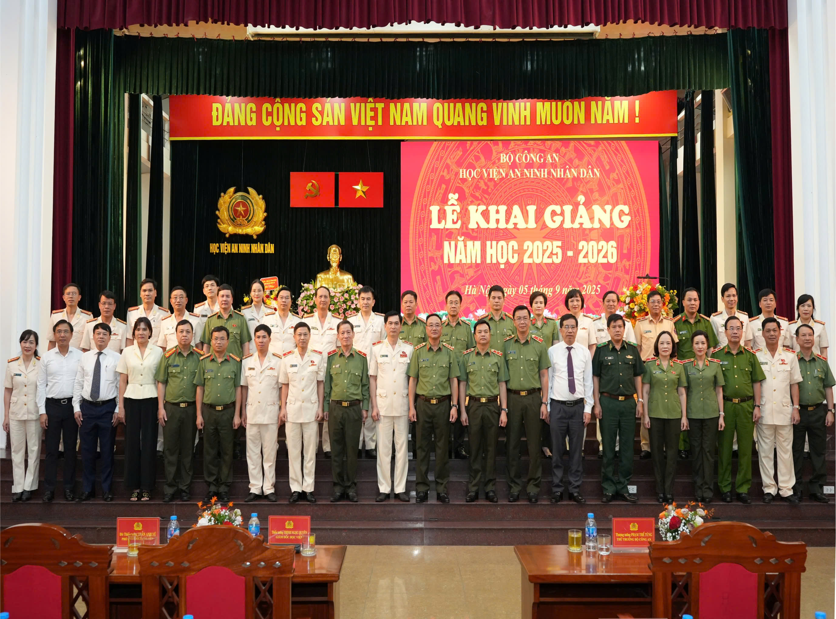Đồng chí Thượng tướng Phạm Thế Tùng - Uỷ viên Trung ương Đảng, Thứ trưởng Bộ Công an đến dự chụp và ảnh lưu niệm cùng Ban Giám đốc Học viện và các đại biểu tại Lễ Khai giảng năm học 2025 - 2026