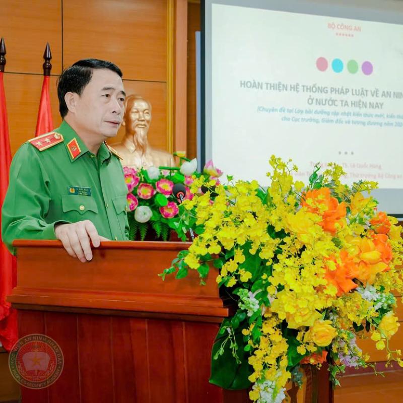 Đồng chí Trung tướng Lê Quốc Hùng - Ủy viên Ban Chấp hành Trung ương Đảng, Thứ trưởng Bộ Công an giảng bài cho lớp cục trưởng, giám đốc và tương đương, năm 2024