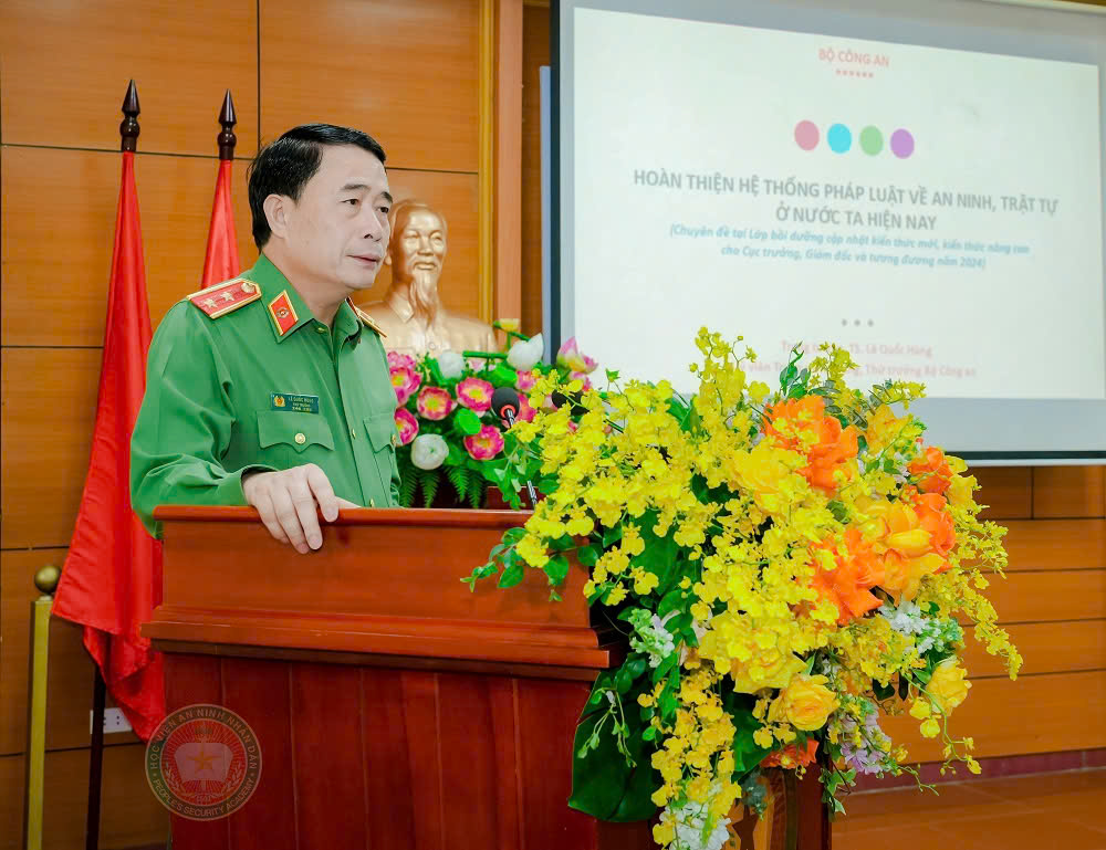Đồng chí Trung tướng Lê Quốc Hùng - Ủy viên Ban Chấp hành Trung ương Đảng, Thứ trưởng Bộ Công an giảng bài cho lớp cục trưởng, giám đốc và tương đương, năm 2024