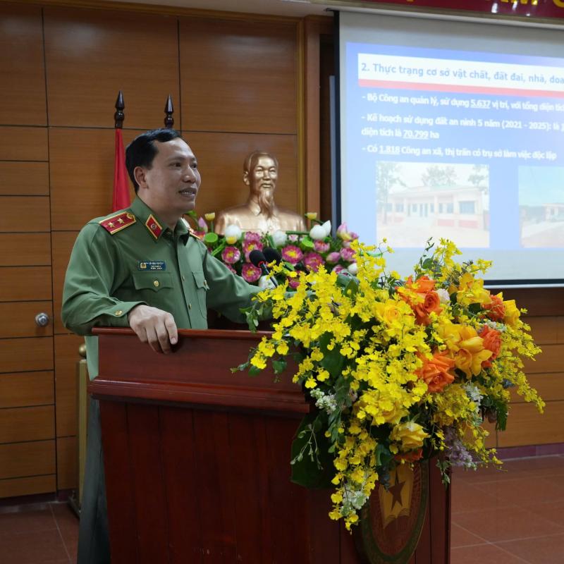 Đồng chí Trung tướng Lê Văn Tuyến - Ủy viên Ban Chấp hành Trung ương Đảng, Thứ trưởng Bộ Công an giảng bài cho lớp cục trưởng, giám đốc và tương đương, năm 2024