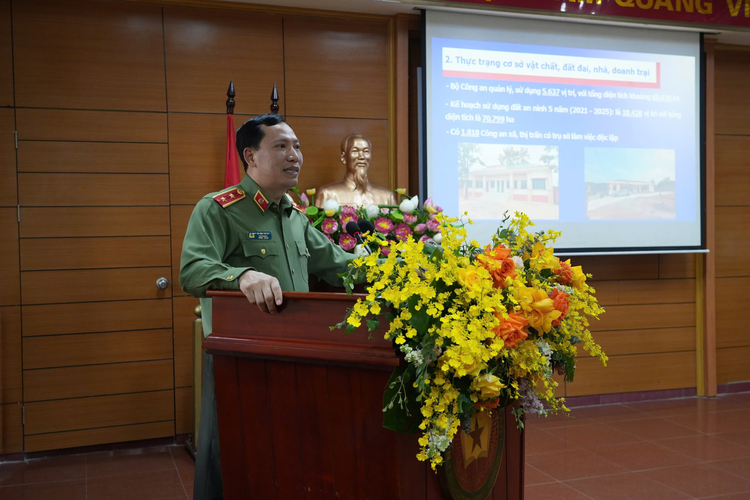 Đồng chí Trung tướng Lê Văn Tuyến - Ủy viên Ban Chấp hành Trung ương Đảng, Thứ trưởng Bộ Công an giảng bài cho lớp cục trưởng, giám đốc và tương đương, năm 2024
