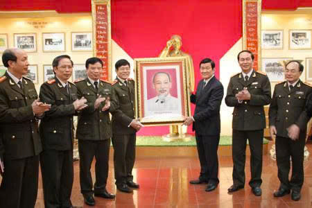 Chủ tịch nước Trương Tấn Sang trao tặng bức chân dung Chủ tịch Hồ Chí Minh và ghi sổ vàng truyền thống của Học viện, năm 2013
