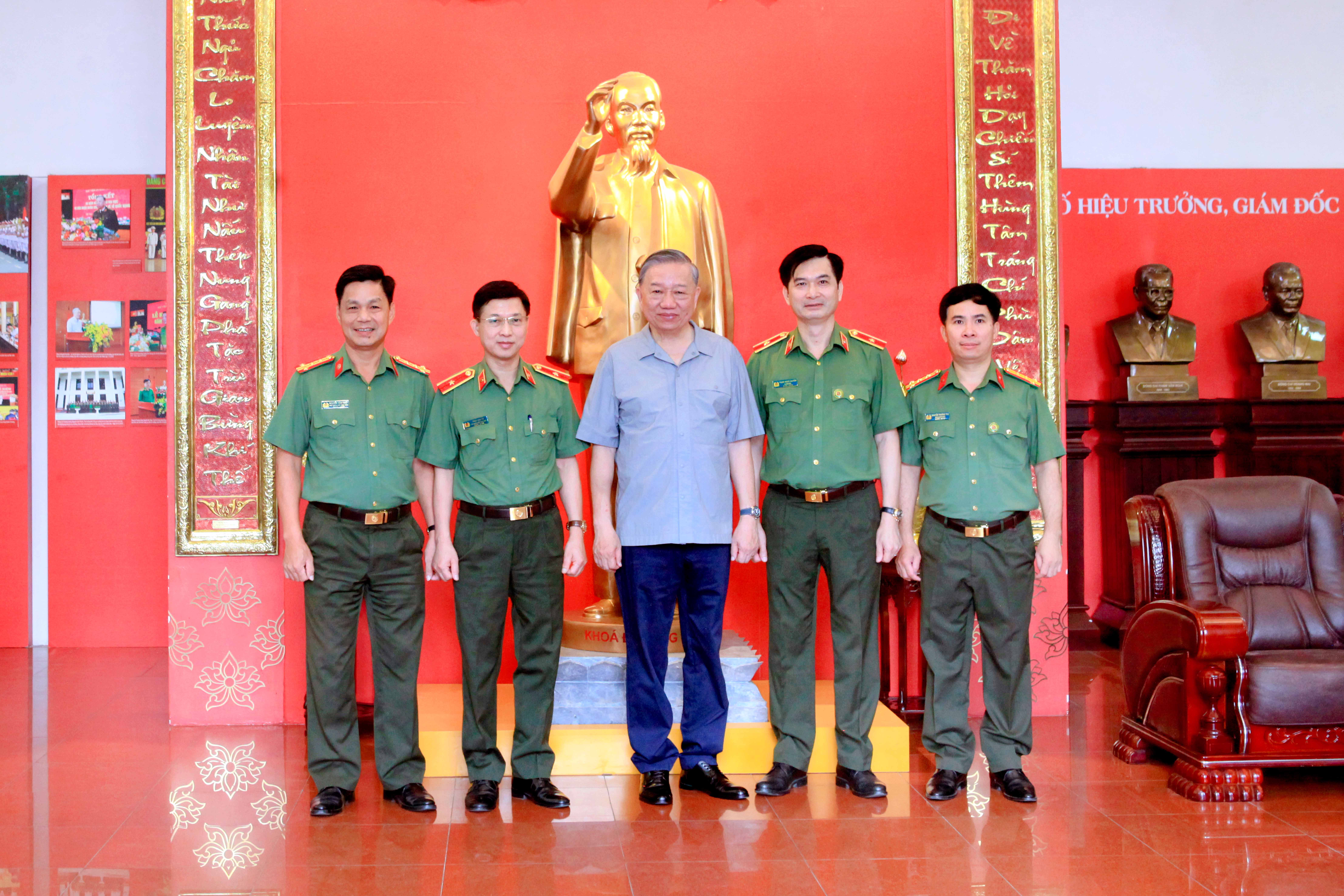 Đồng chí Tô Lâm, Tổng Bí thư ĐCSVN chụp ảnh cùng Ban Giám đốc Học viện ANND dịp kỷ niệm 50 năm Ngày tựu trường của Khóa D6 ngày19-4-2024 