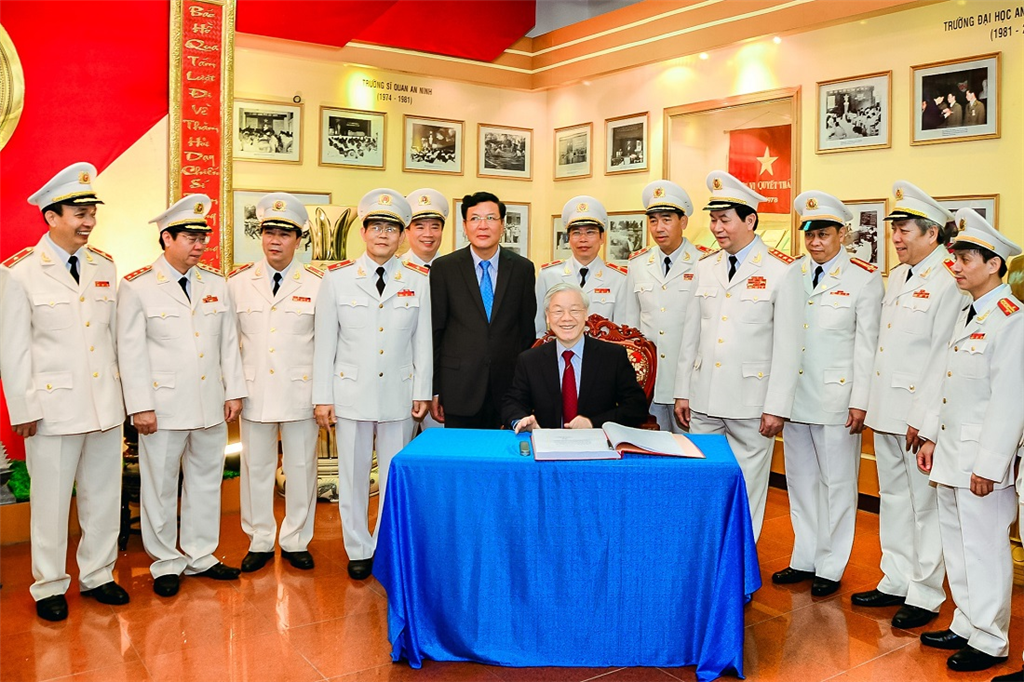 Đồng chí Tổng Bi thư Nguyễn Phú trọng đến tham quan Phòng truyền thống và và ghi lưu bút vào Sổ vàng truyền thống của Học viện, năm 2014