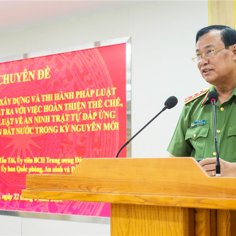 Thượng tướng Lê Tấn Tới - Chủ nhiệm Uỷ ban Quốc phòng, An ninh và Đối ngoại của Quốc hội giảng dạy tại Học viện An ninh nhân dân