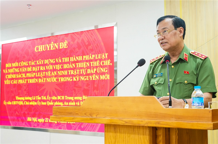 Thượng tướng Lê Tấn Tới - Chủ nhiệm Uỷ ban Quốc phòng, An ninh và Đối ngoại của Quốc hội giảng dạy tại Học viện An ninh nhân dân