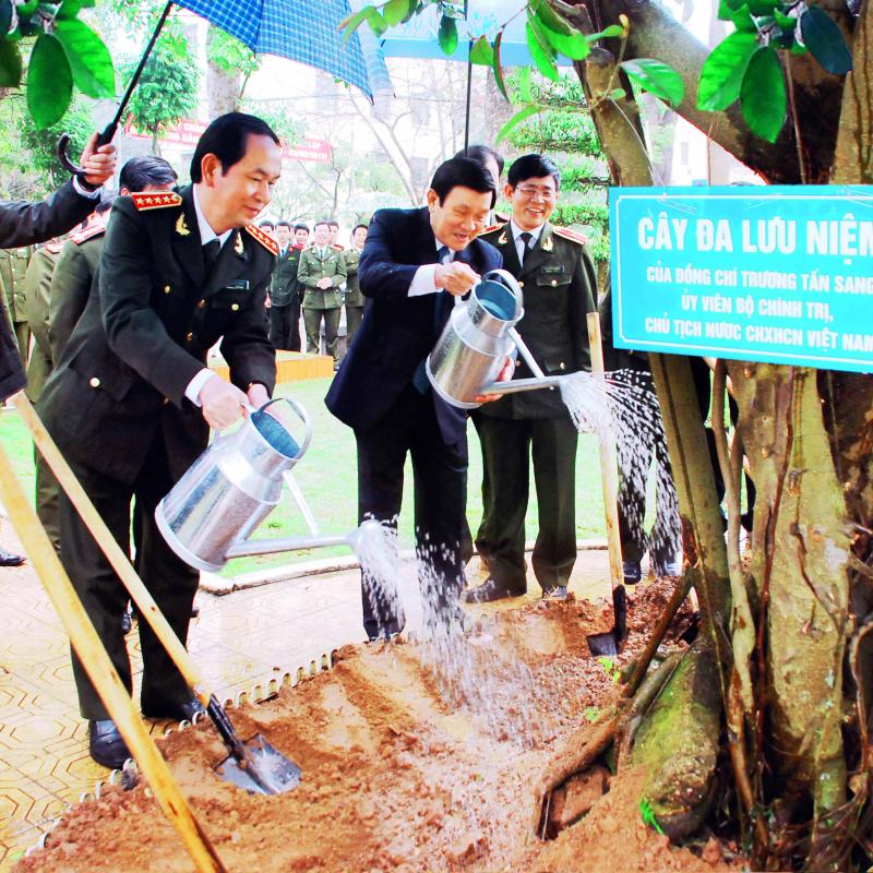 Chủ tịch nước Trương Tấn Sang đến thăm và trồng cây lưu niệm tại Học viện An ninh nhân dân, năm 2013