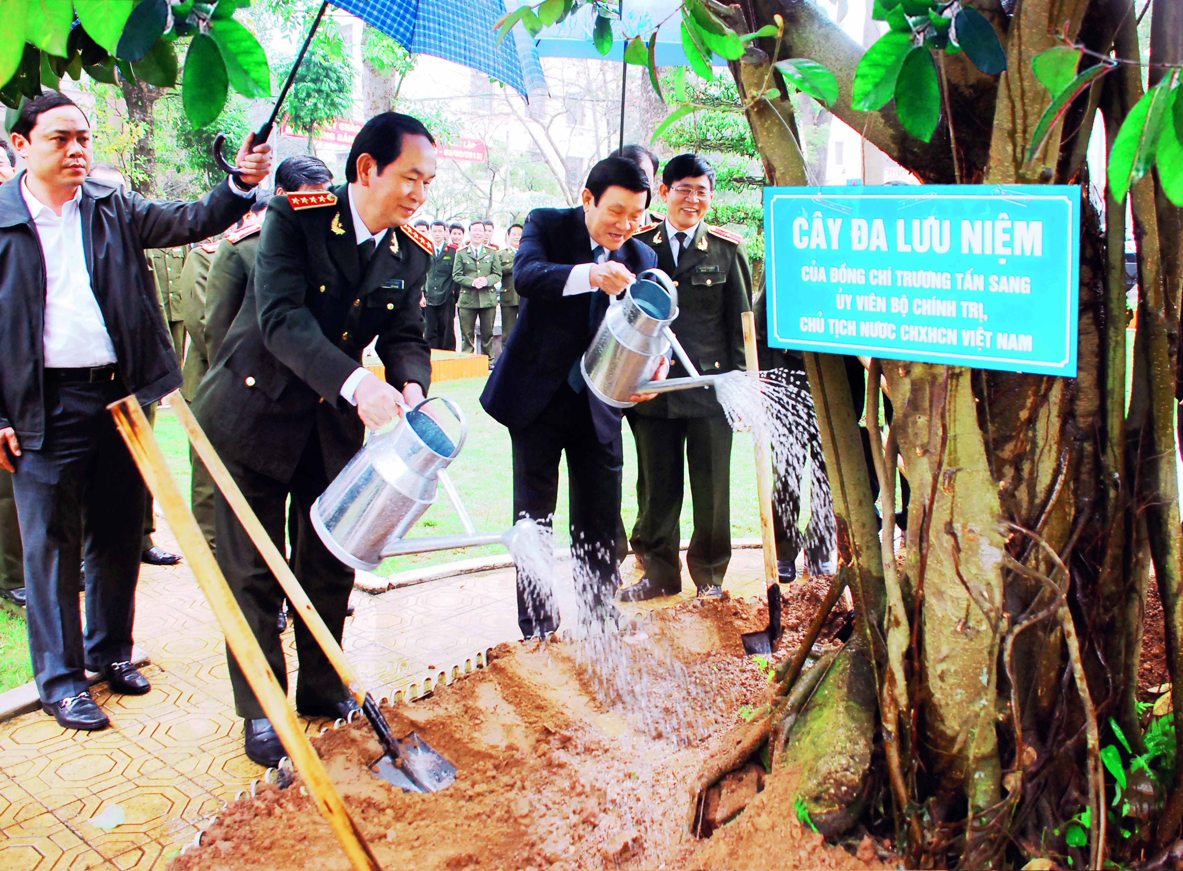 Chủ tịch nước Trương Tấn Sang đến thăm và trồng cây lưu niệm tại Học viện An ninh nhân dân, năm 2013