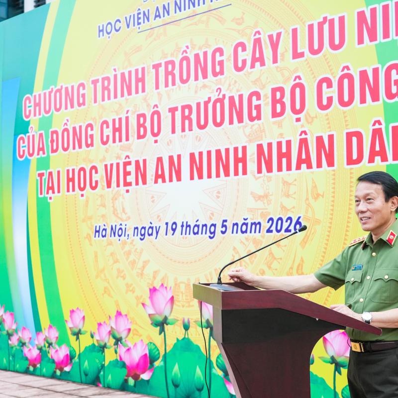 Đại tướng Lương Tam Quang - Bộ trưởng Bộ Công an trồng cây lưu niệm tại Thư viện Trần Quốc Hoàn