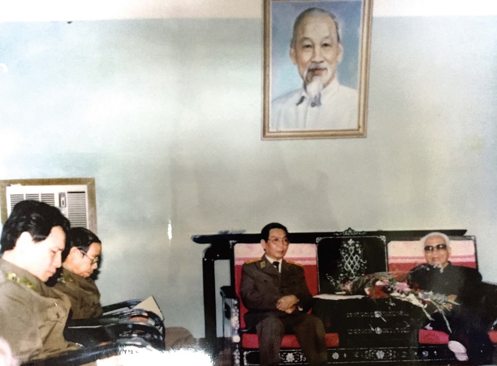 Đồng chí Phạm Văn Đồng - nguyên Chủ tịch Hội đồng Bộ trưởng làm việc với Ban Giám hiệu Trường Đại học An ninh nhân dân, năm 1995