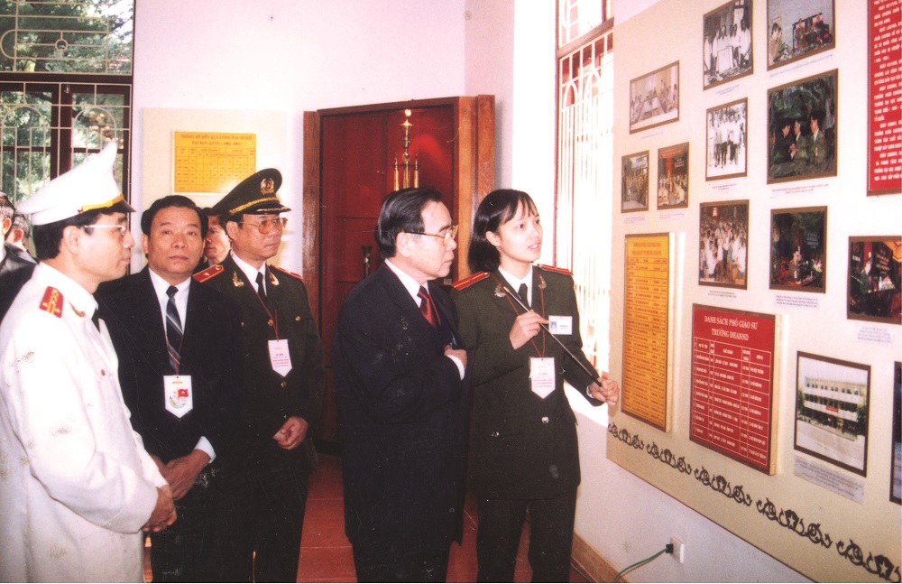 Đồng chí Phan Văn Khải - Thủ tướng Chính phủ đến thăm và dự Lễ kỷ niệm 55 năm Ngày truyền thống Học viện, năm 2001