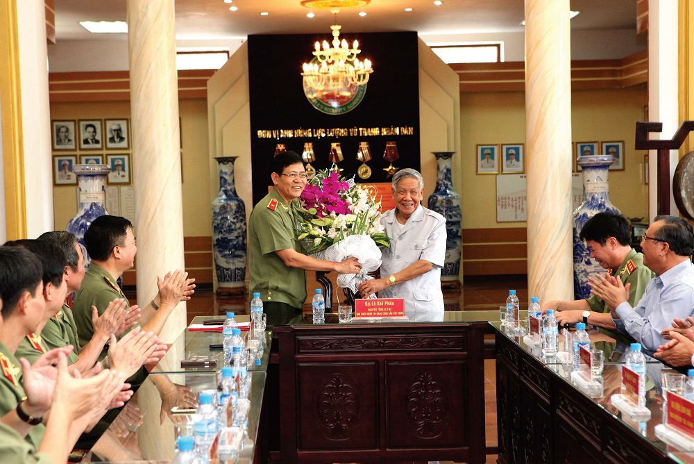 Đồng chí Lê khả Phiêu - Tổng Bí thư Ban Chấp hành Trung ương Đảng đến thăm Học viện An ninh nhân dân, năm 2015