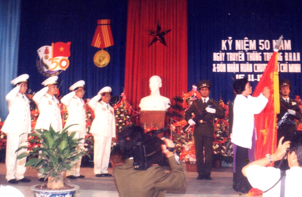 Đồng chí Nguyễn Thị Bình - Phó Chủ tịch nước đến dự và trao Huân chương Hồ Chí Minh cho Đại học An ninh nhân dân tại Lễ kỷ niệm 50 năm Ngày truyền thống, năm 1996