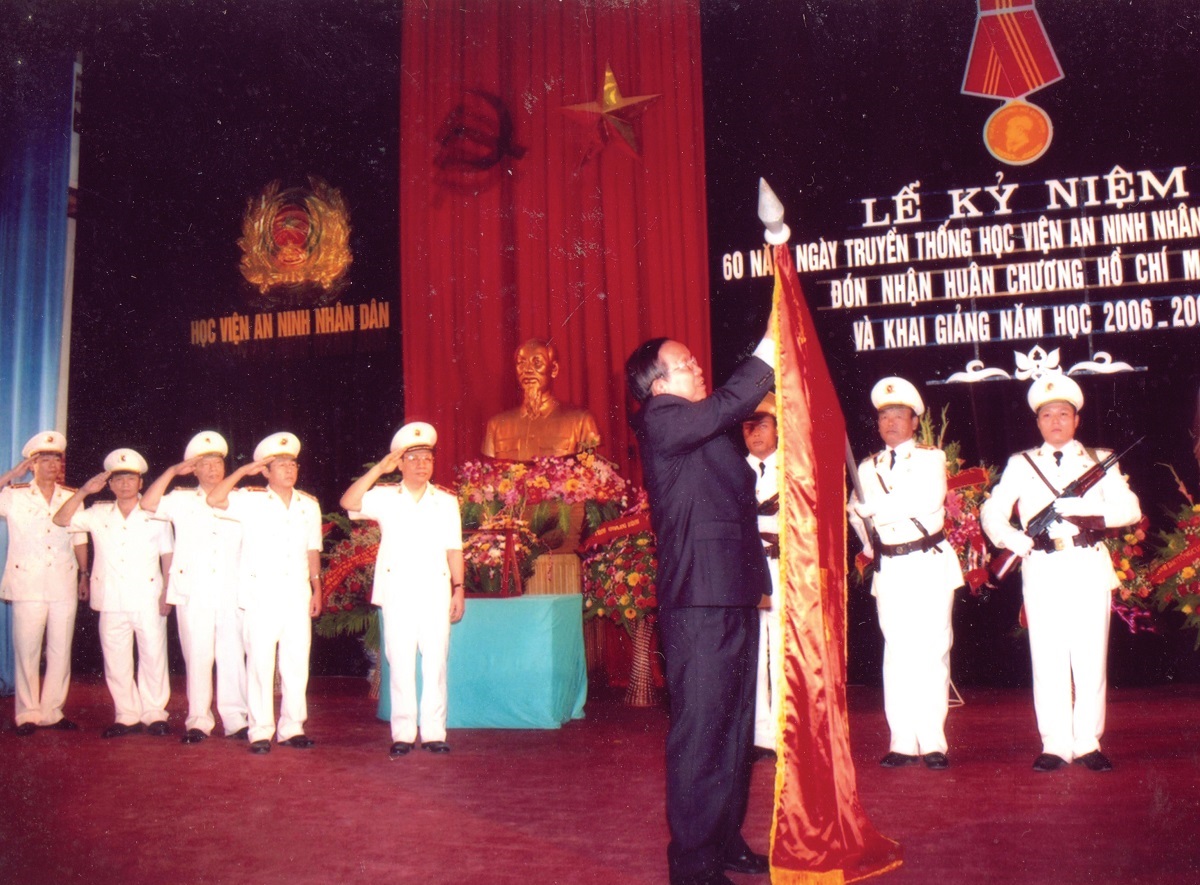 Đồng chí Trương Vĩnh Trọng - Phó Thủ tướng Chính phủ đến dự và gắn Huân chương Hồ Chí Minh lên lá cờ truyền thống của Học viện An ninh nhân dân tại Lễ kỷ niệm 60 năm Ngày truyền thống, năm 2006