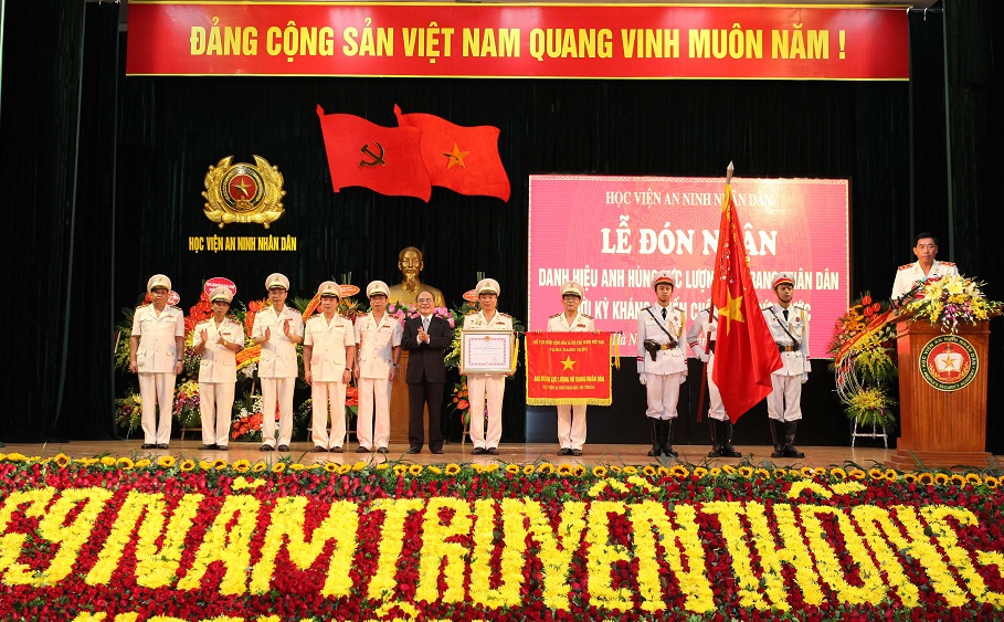 Đồng chí Nguyễn Sinh Hùng - Chủ tịch Quốc hội đến dự và trao DHAHLLVT thời kỳ kháng chiến chống Mỹ, cứu nước cho Học viện tại Lễ kỷ niệm 69 năm Ngày truyền thống, năm 2015
