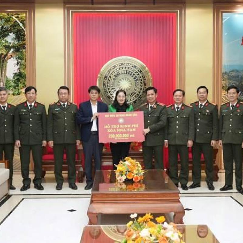 Học viện An ninh nhân dân trao tặng 200 triệu đồng hỗ trợ xóa nhà tạm tại tỉnh Tuyên Quang