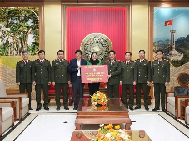 Học viện An ninh nhân dân trao tặng 200 triệu đồng hỗ trợ xóa nhà tạm tại tỉnh Tuyên Quang