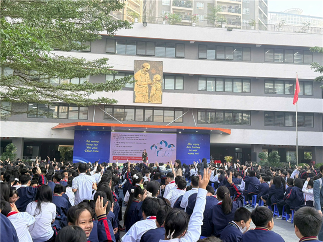 Tuyên truyền pháp luật thực hiện Chiến dịch “Không một mình - Cùng nhau an toàn trực tuyến” cho học sinh Trường THCS Trần Duy Hưng