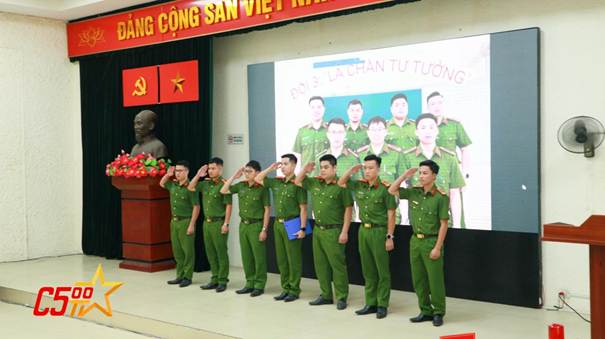 Có thể là hình ảnh về một hoặc nhiều người và văn bản