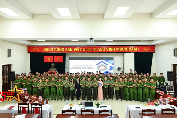 Có thể là hình ảnh về ‎văn bản cho biết '‎ĐÁNG CÔNG SAN VIÊT NAM QUANG VINH MUÔN NĂM اکه ٢ @L IT TƯỞNG ·者 PHAN PHAN 한 בא HỌC DAU A ΑΝΗ CHONG pA AT 5％‎'‎