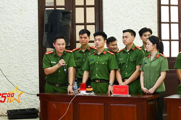 Có thể là hình ảnh về một hoặc nhiều người và văn bản