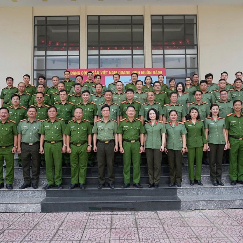Khai giảng lớp Bồi dưỡng kiến thức quốc phòng và an ninh đối tượng 3 trong Công an nhân dân Khóa 7 tại Trường Cao đẳng Cảnh sát nhân dân II