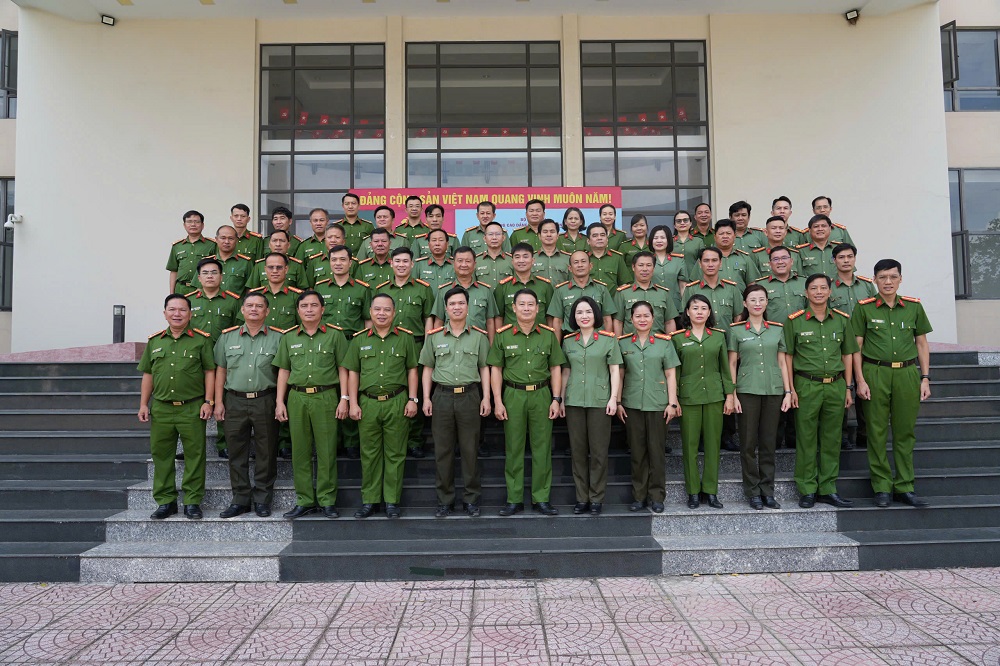 Khai giảng lớp Bồi dưỡng kiến thức quốc phòng và an ninh đối tượng 3 trong Công an nhân dân Khóa 7 tại Trường Cao đẳng Cảnh sát nhân dân II