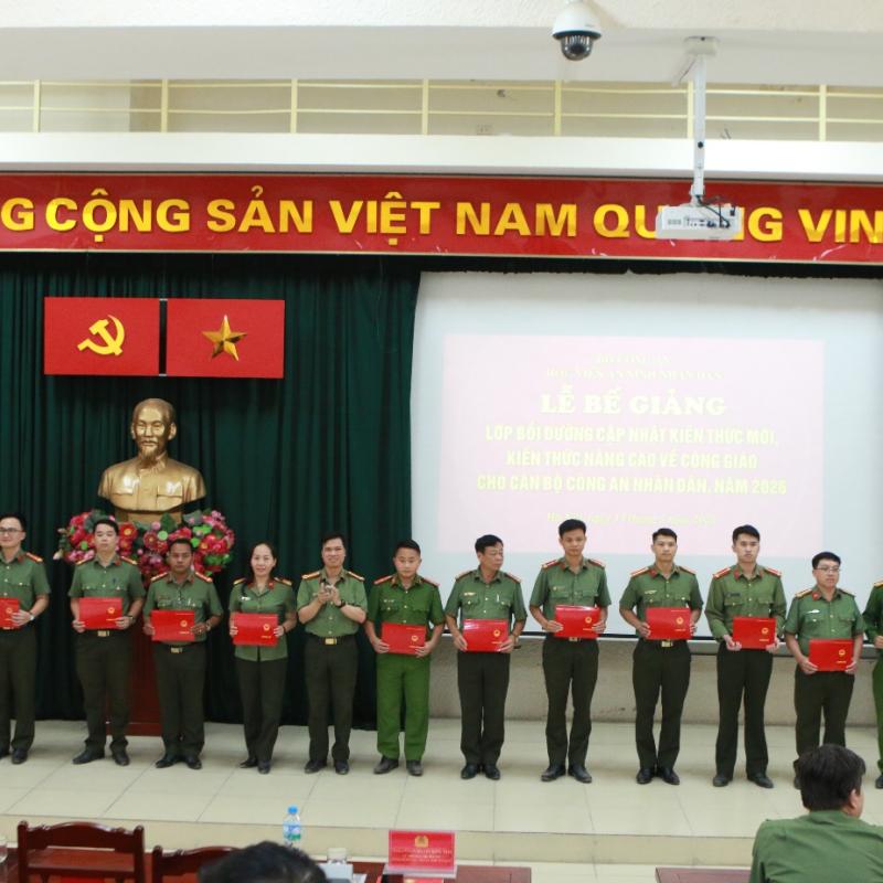 Lễ Bế giảng lớp Bồi dưỡng cập nhật kiến thức mới, kiến thức nâng cao về Công giáo cho cán bộ Công an nhân dân năm 2026