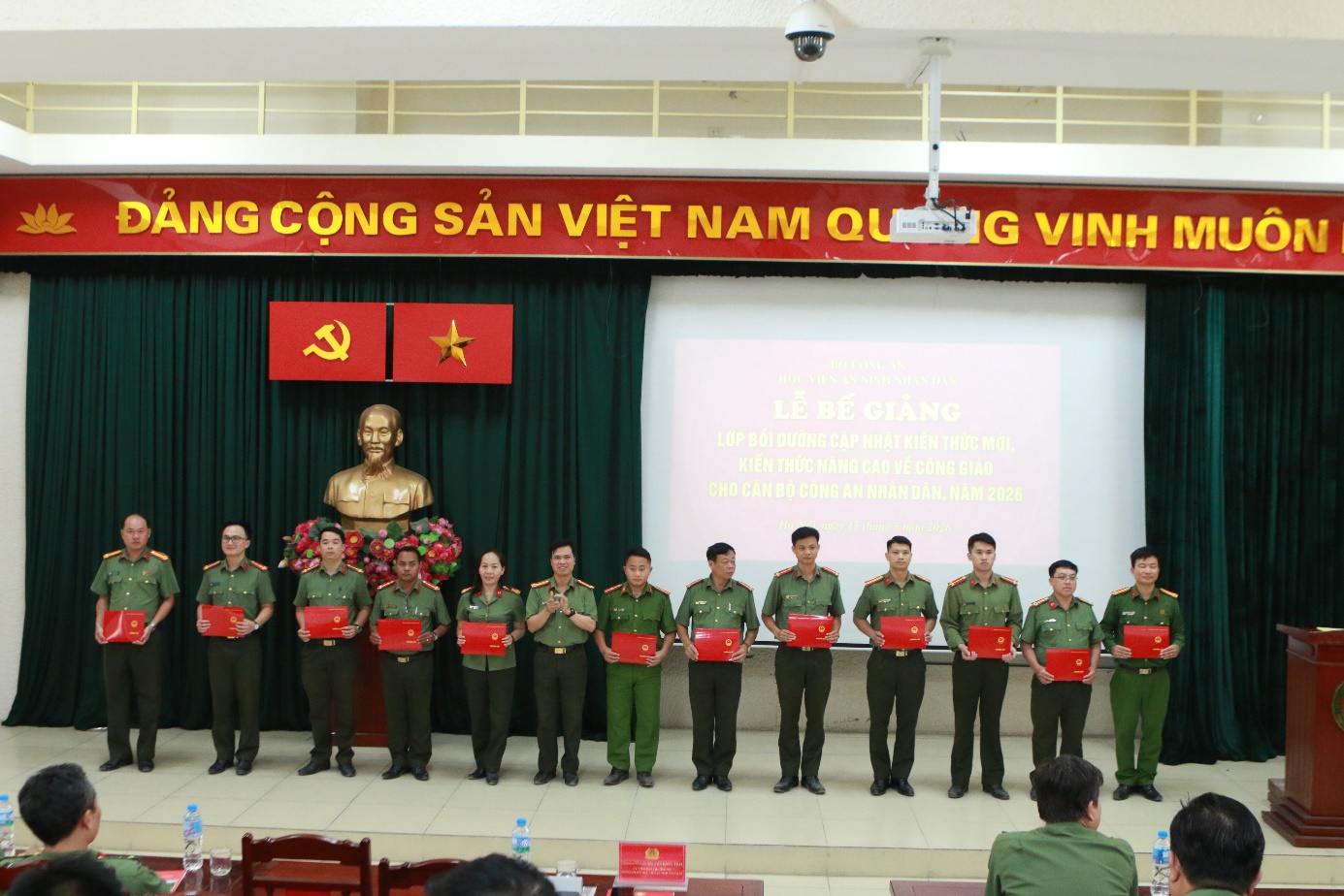 Lễ Bế giảng lớp Bồi dưỡng cập nhật kiến thức mới, kiến thức nâng cao về Công giáo cho cán bộ Công an nhân dân năm 2026