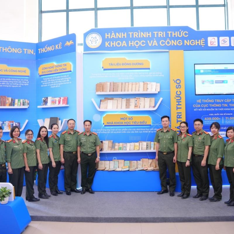 Phòng Quản lý nghiên cứu khoa học tổ chức tham quan “Triển lãm sách Khoa học Công nghệ năm 2026”