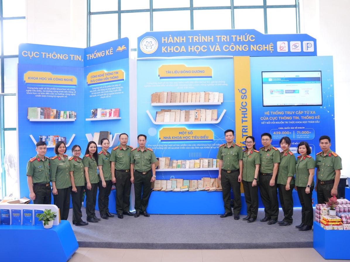Phòng Quản lý nghiên cứu khoa học tổ chức tham quan “Triển lãm sách Khoa học Công nghệ năm 2026”