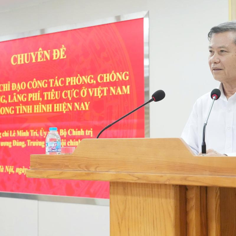 Đồng chí Lê Minh Trí - Uỷ viên Bộ Chính trị, Bí thư Trung ương Đảng, Trưởng ban Nội chính Trung ương truyền đạt chuyên đề tại Học viện An ninh nhân dân