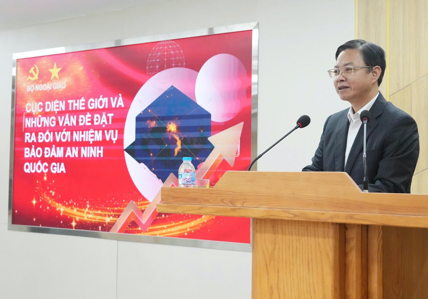 Đồng chí Ngô Lê Văn - Thứ trưởng Bộ Ngoại giao báo cáo chuyên đề tại Học viện An ninh nhân dân