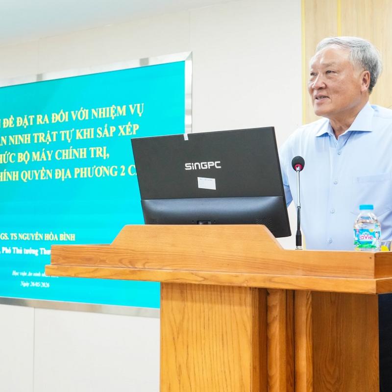 Đồng chí Nguyễn Hoà Bình - nguyên Uỷ viên Bộ Chính trị khoá XIII, nguyên Phó Thủ tướng thường trực Chính phủ giảng dạy tại Học viện An ninh nhân dân