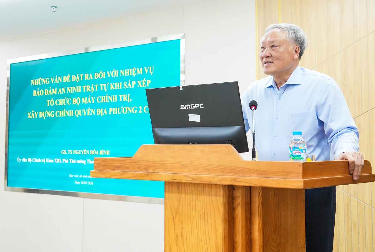 Đồng chí Nguyễn Hoà Bình - nguyên Uỷ viên Bộ Chính trị khoá XIII, nguyên Phó Thủ tướng thường trực Chính phủ giảng dạy tại Học viện An ninh nhân dân