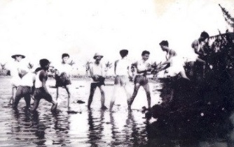 Học viên khoá D1 tham gia lao động đắp đê Yên Sở, Hà Nội, năm 1971