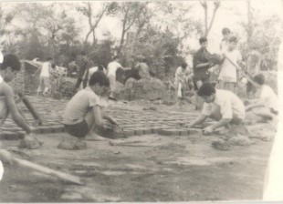 Học viên khoá D6 - Đào tạo sỹ quan đóng gạch xây dựng nhà ở, năm 1976