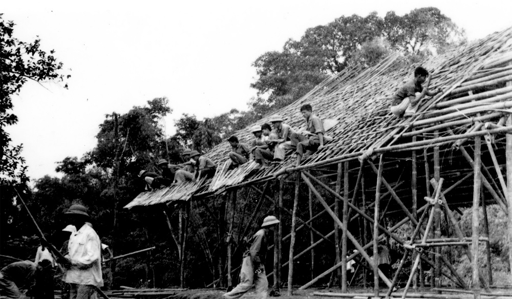 Học viên tham gia xây dựng Hội trường tại nơi sơ tán ở Đan Phượng, năm 1972