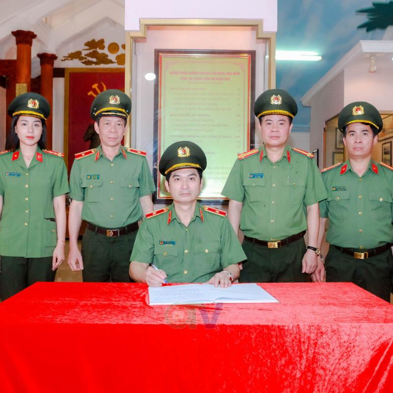 Lãnh đạo Học viên dâng hương, báo công tại Nha Công an Trung ương tỉnh Tuyên Quang