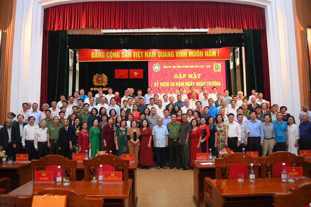 tong-bi-thu-chu-tich-nuoc-to-lam-va-bo-truong-luong-tam-quang-chup-anh-cung-cac-dai-bieu-va-cuu-hoc-vien-khoa-d6-nhan-ngay-tuu-truong-nam-2024.webp